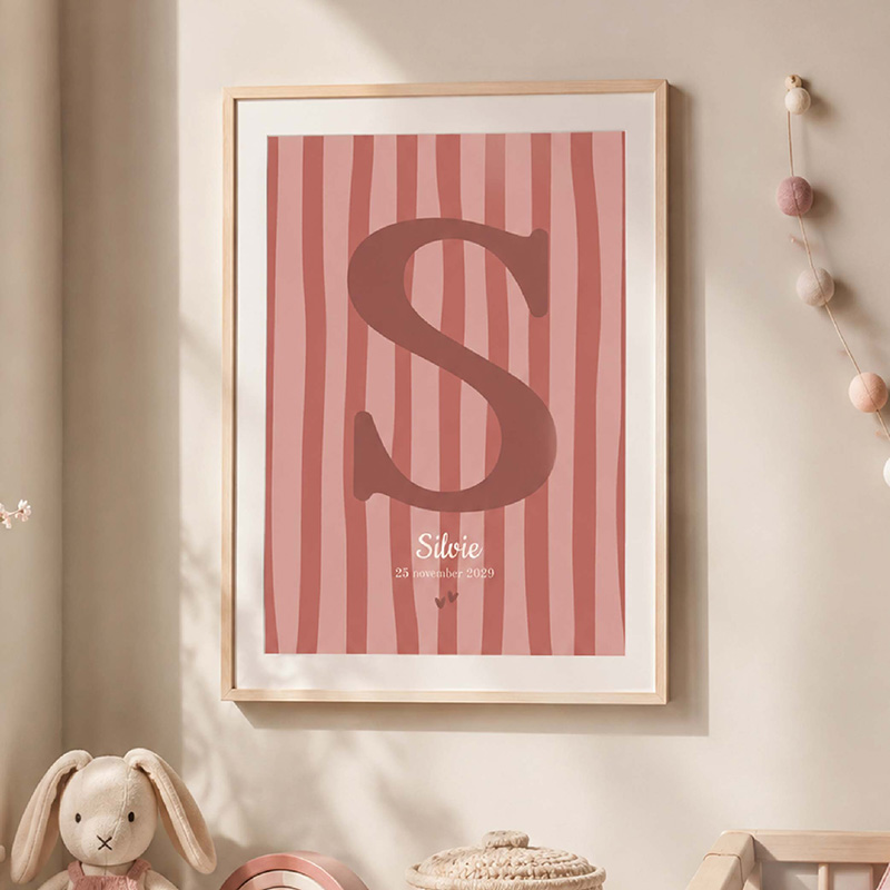 Kinderkamer letterposter met naam en grote initiaal – warm roze - Silvie