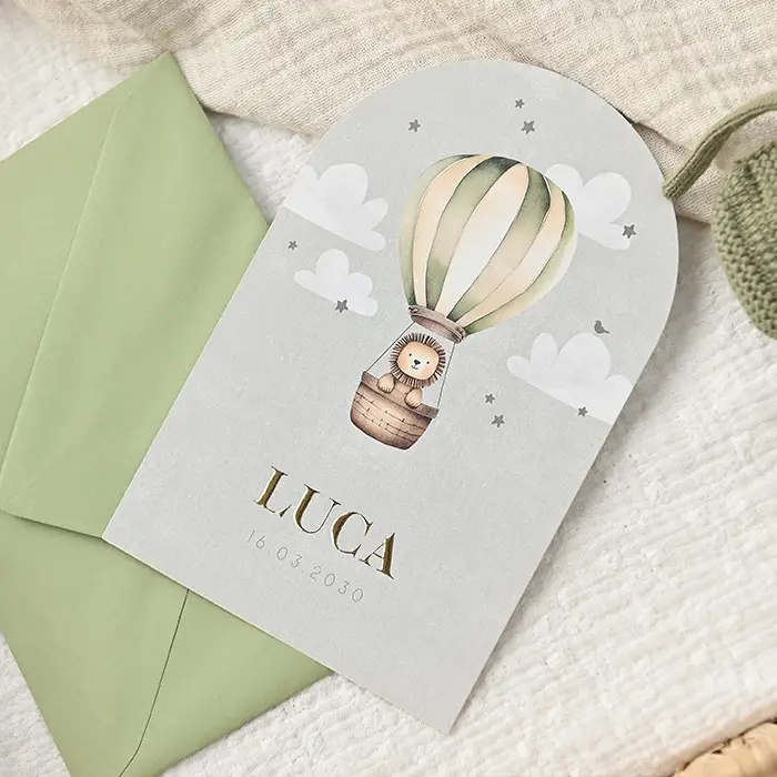 Origineel geboortekaartje groen met luchtballon en leeuwtje