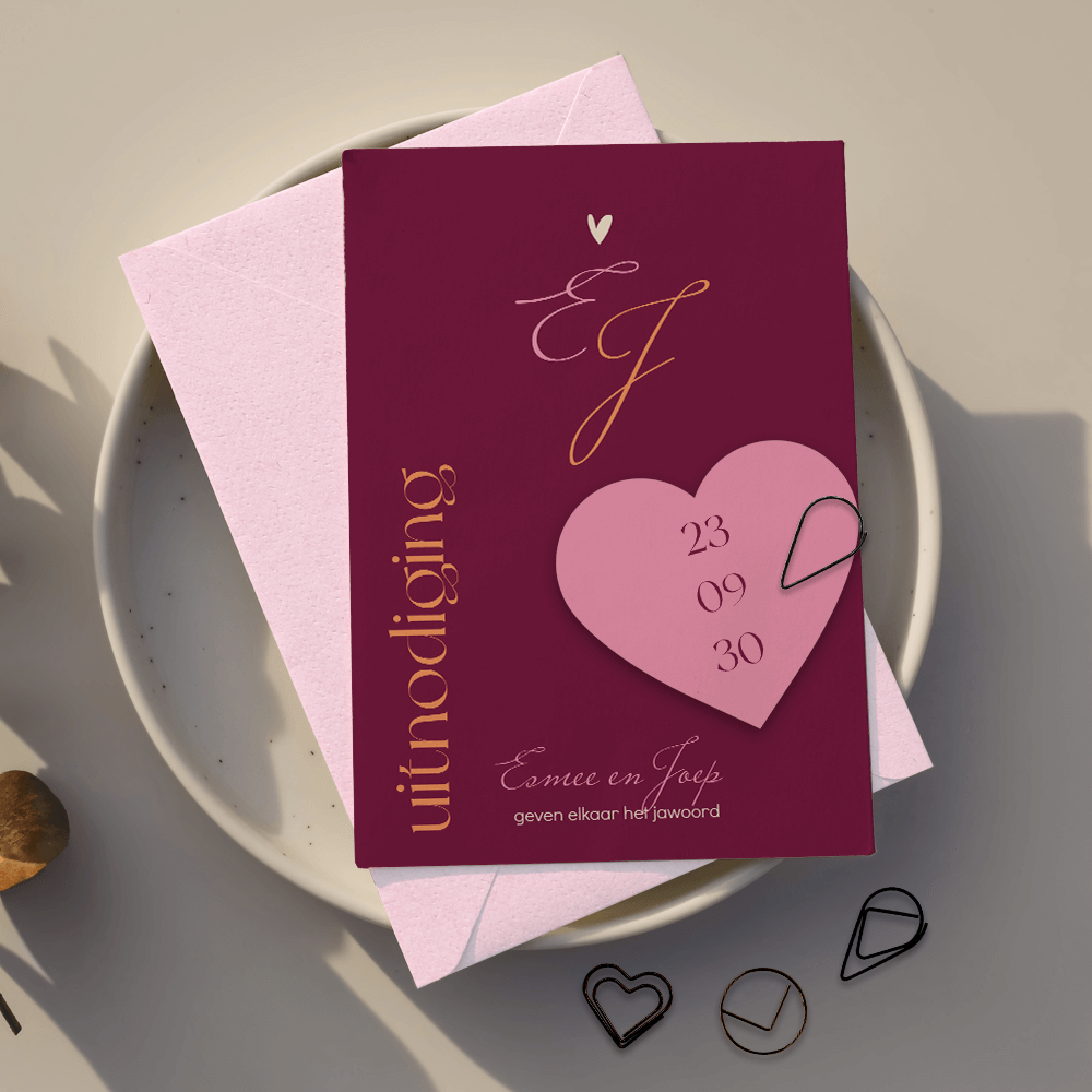 Kleurrijke trouwkaart met labels en hartje
