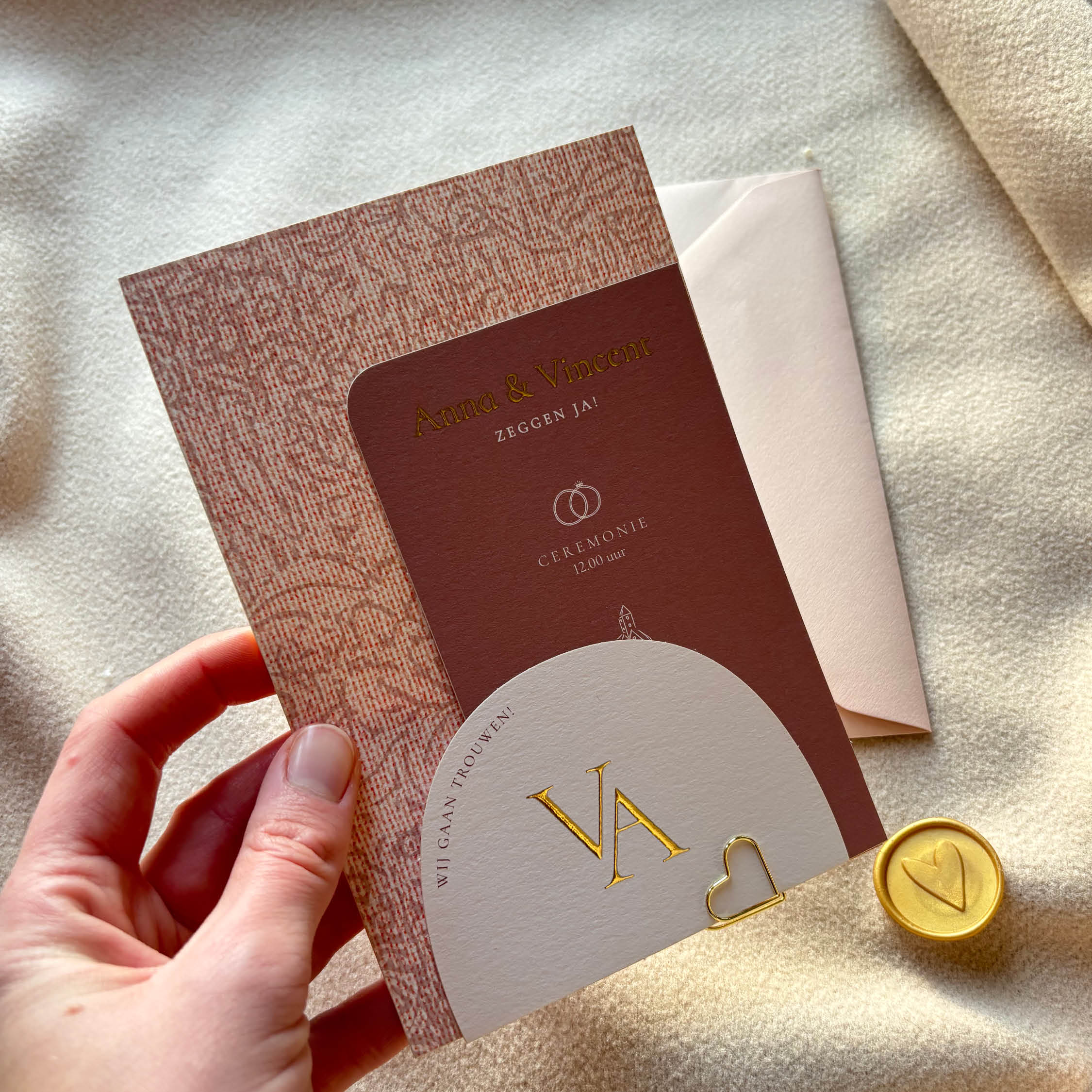Prachtige trouwkaart met goudfolie initialen