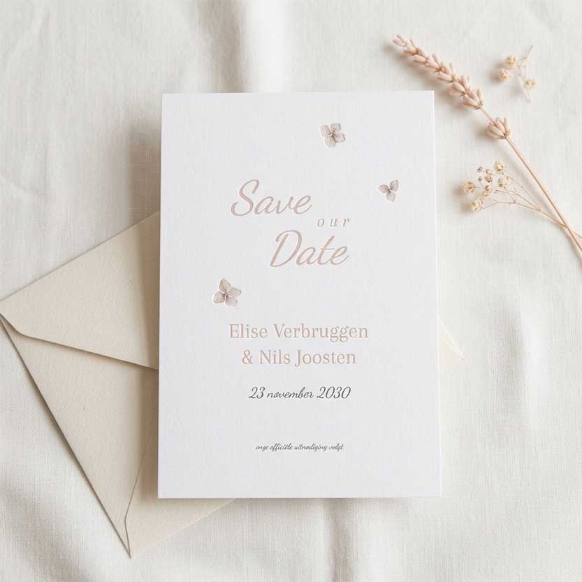 Save the Date kaart met gedroogde hortensia bloemen