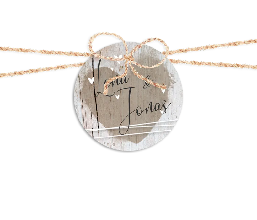 Besteckanhaenger mit Herz auf Holzhintergrund 16 Stück