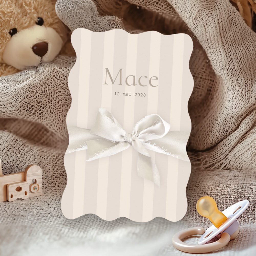 Stijlvol unisex geboortekaartje aparte vorm met strepen en strik