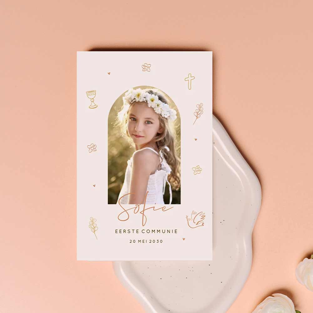 Uitnodiging communie met lijntekeningen en foto