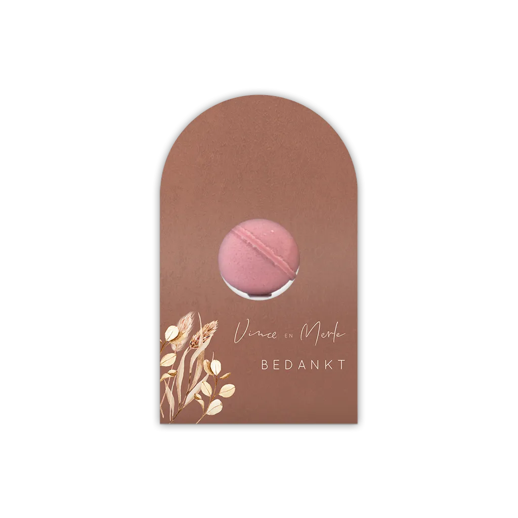 Bruin boogkaartje met droogbloemen als verpakking gastgeschenkjes