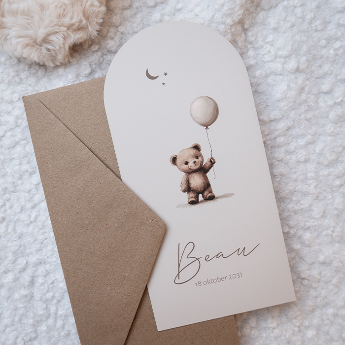 Neutraal geboortekaartje lief beertje met ballon in boogvorm