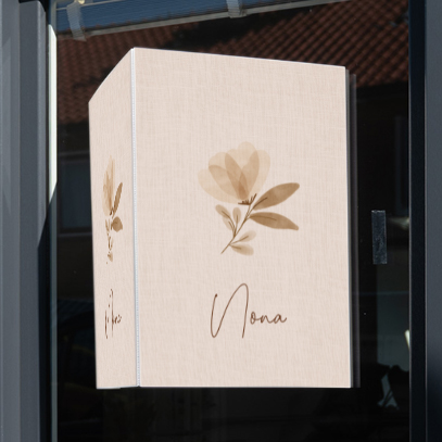 Raambord geboorte meisje met bloemen en linnen