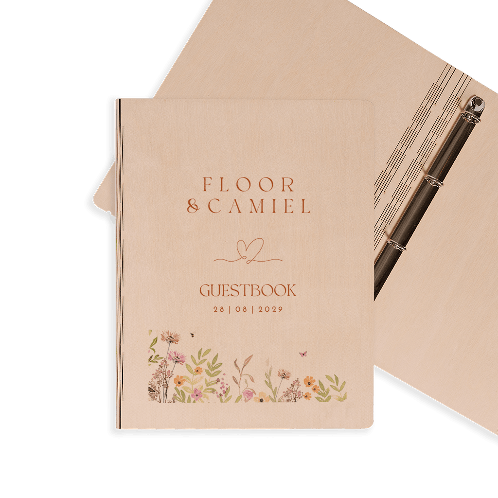 Houten gastenboek met veldbloemen en roodoranje hartje
