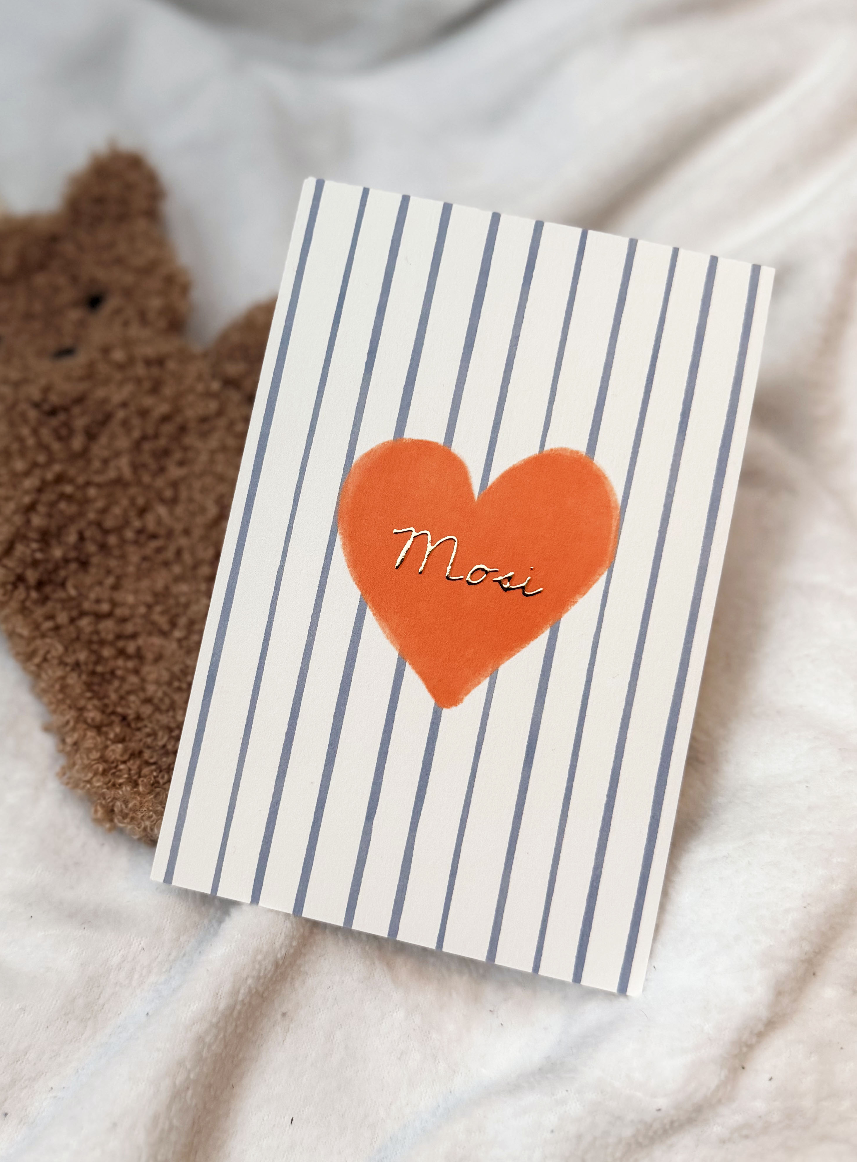 Geboortekaartje jongens kleurrijk streepjes groot hart goudfolie