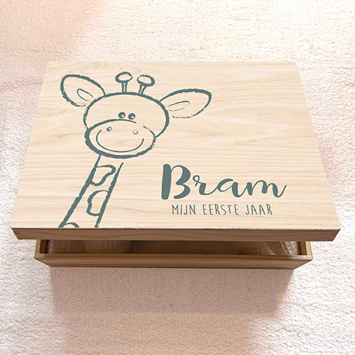 Luxe houten memory box met vrolijk girafje