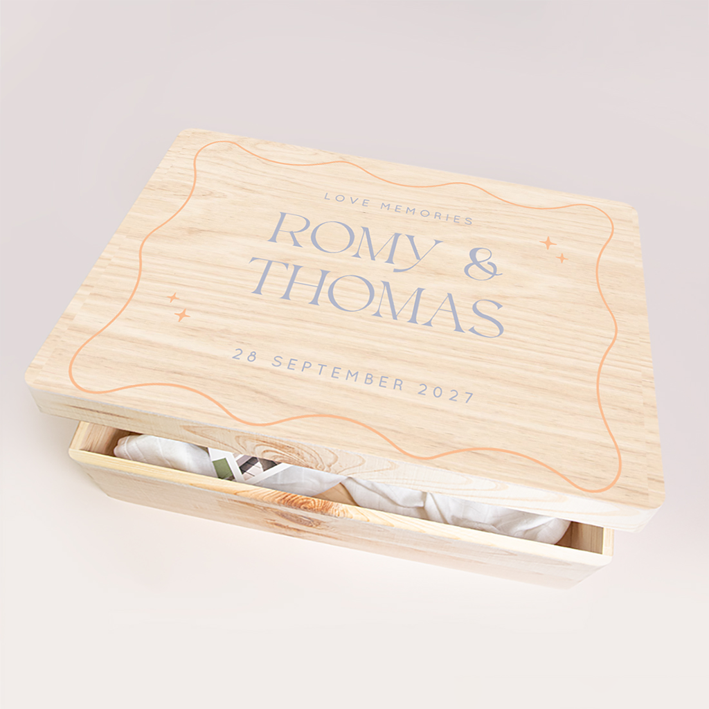Trendy bruiloft memorybox met golvend kader en sterren