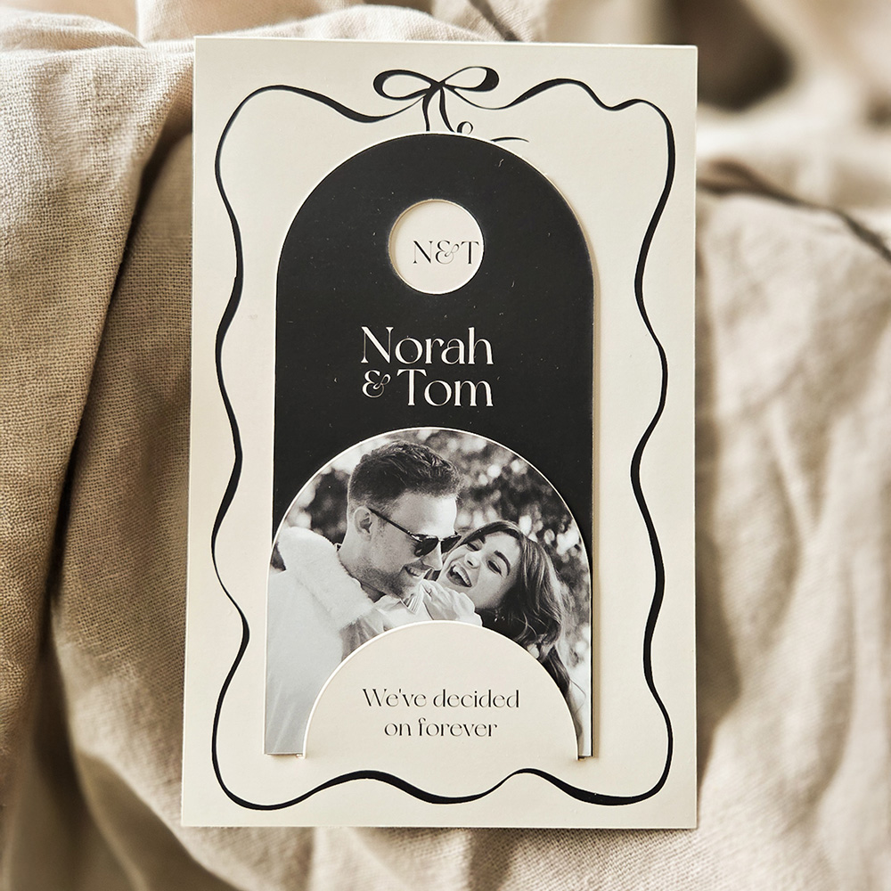 Trouwkaart met insteek, initialen, strik en foto