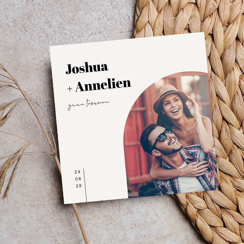 Basic trouwkaart met een eigen foto in een boogvorm