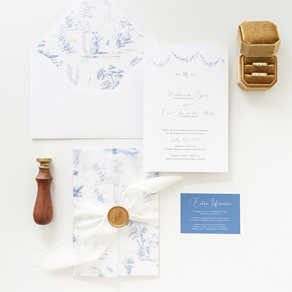 Toile de Jouy trouwkaart bij kalkpapier omslag