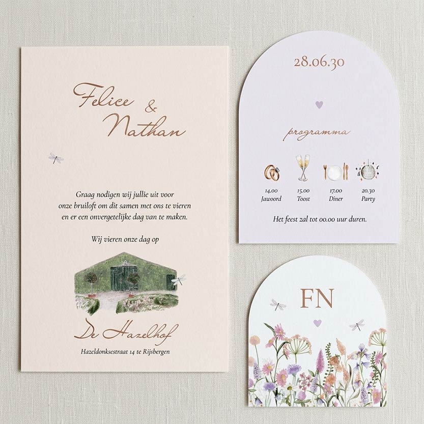 Trouwkaart set trouwlocatie met lila en roze veldbloemen