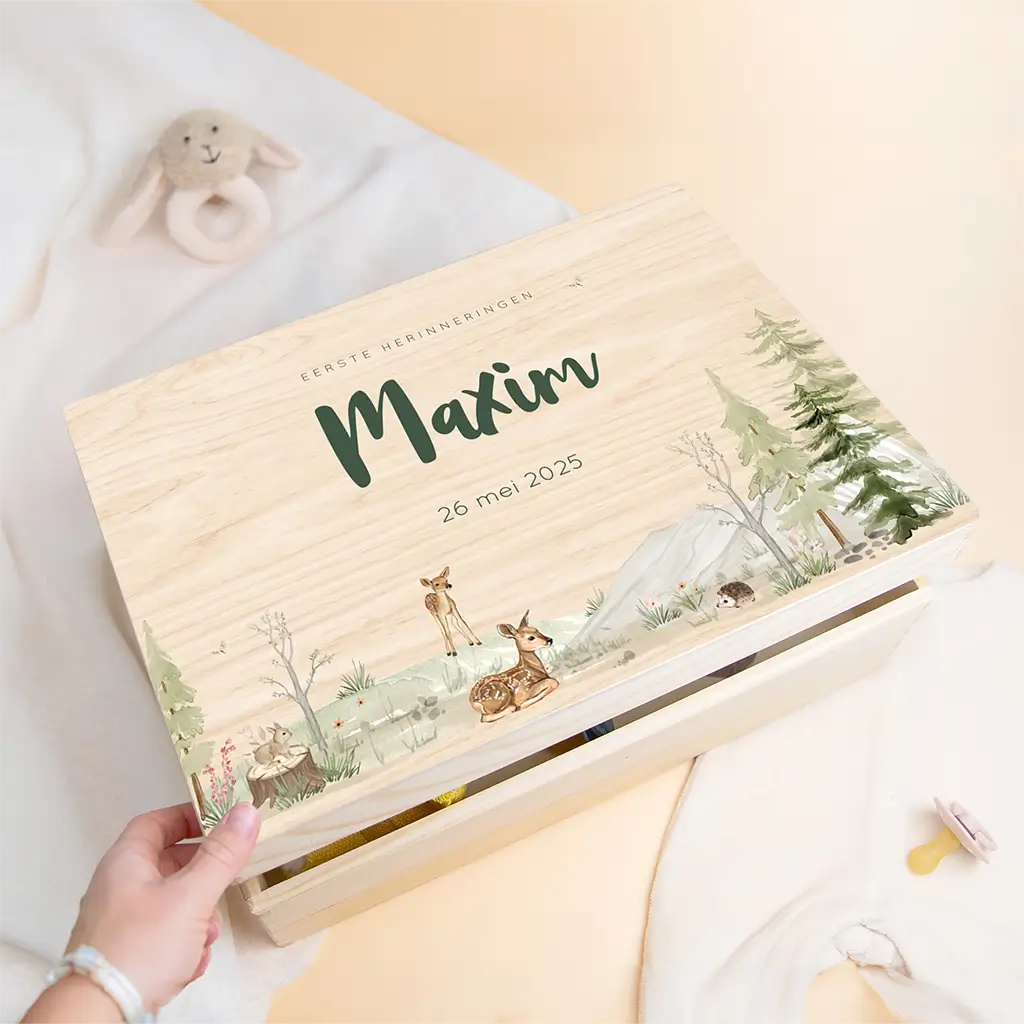 Houten bewaarkist met bosdieren en een aquarellandschap