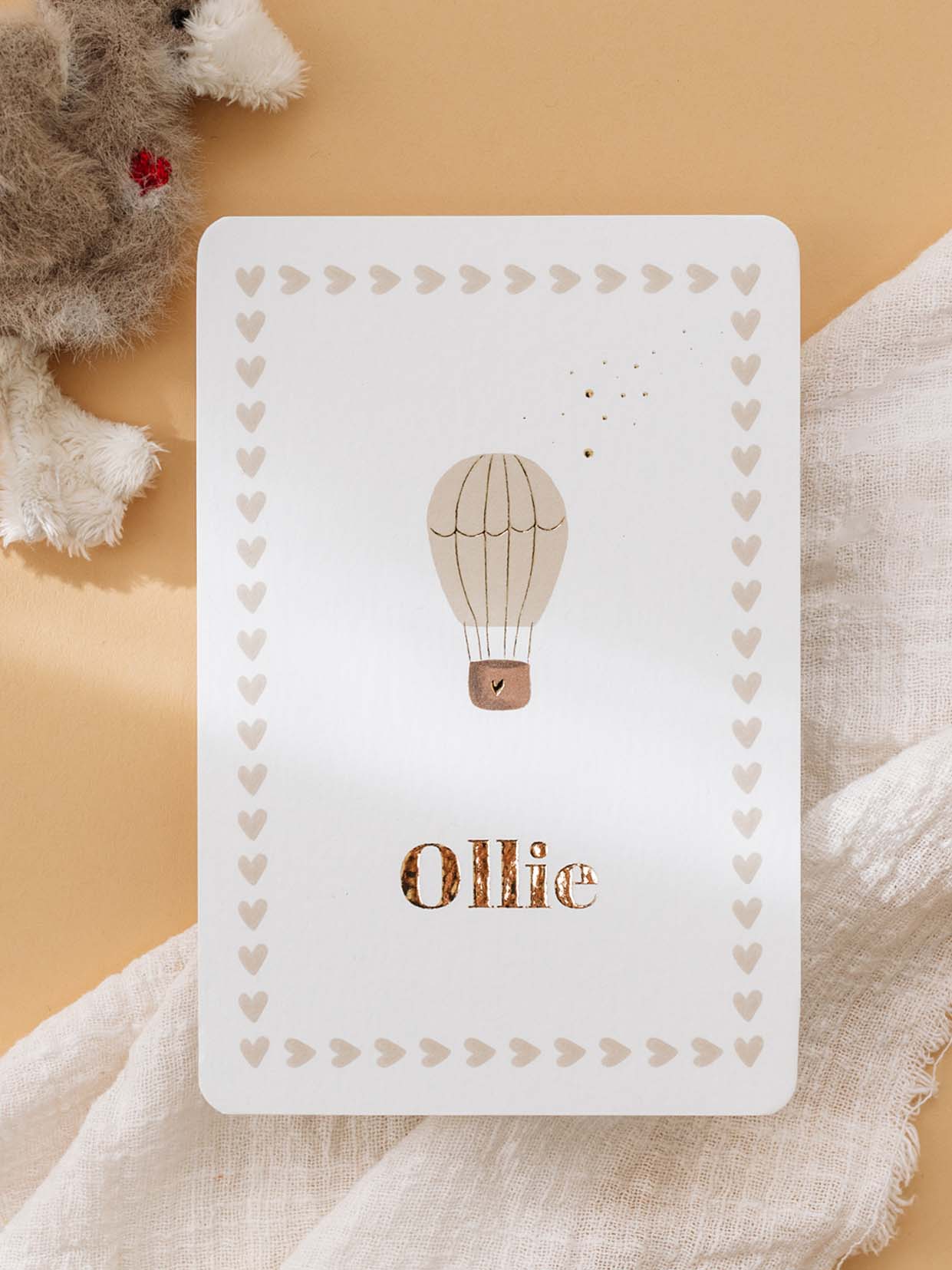 Neutraal geboortekaartje hartjesframe aquarel beige luchtballon folie