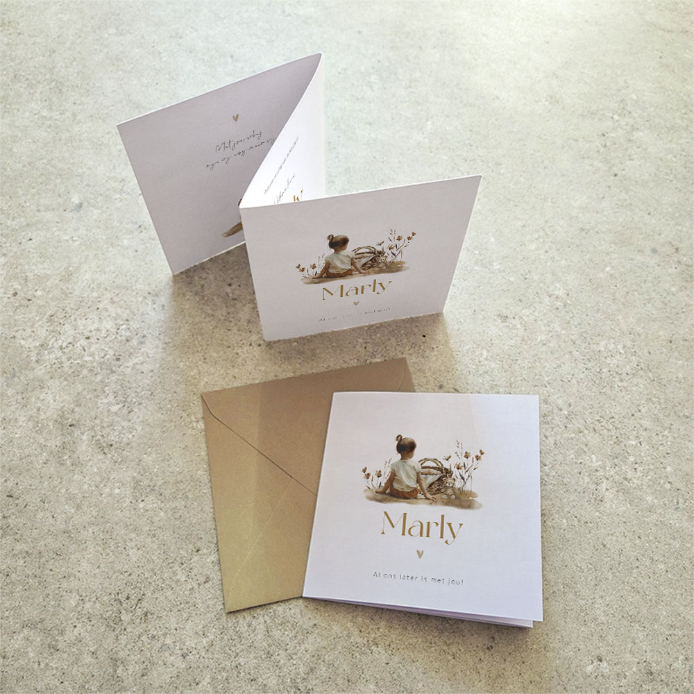 Uniek meisje geboortekaartje met grote zus bij een mand en bloemen