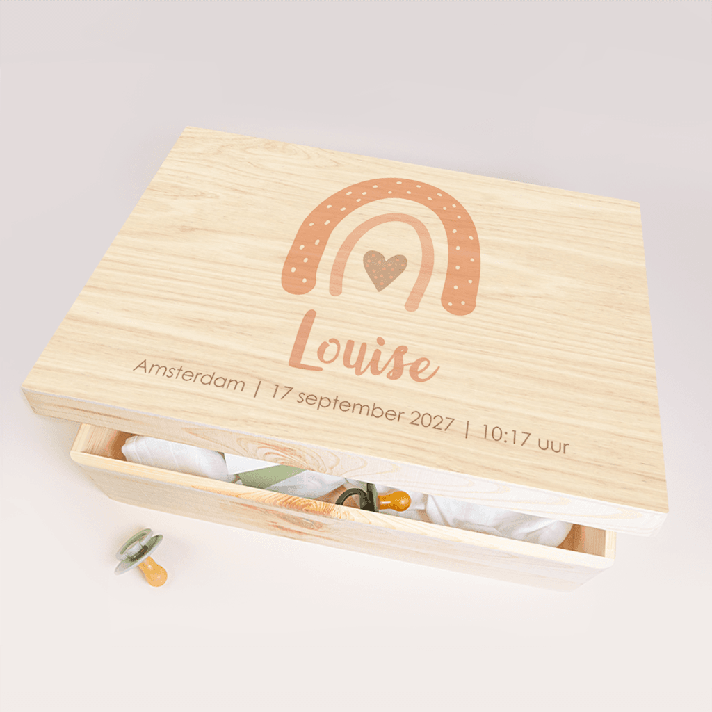 Houten memorybox met regenboog, hartje en naam