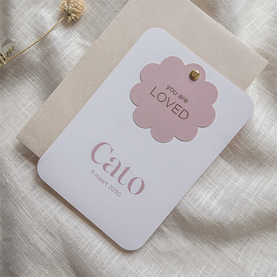 Offwhite geboortekaartje met oudroze bloemetjeslabel en goudfolie