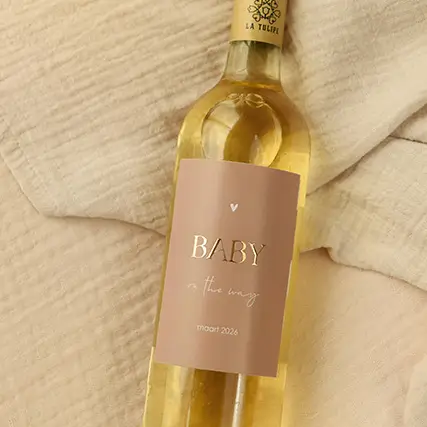 Unieke wijnetiketten met goudfolie voor zwangerschapsaankondiging