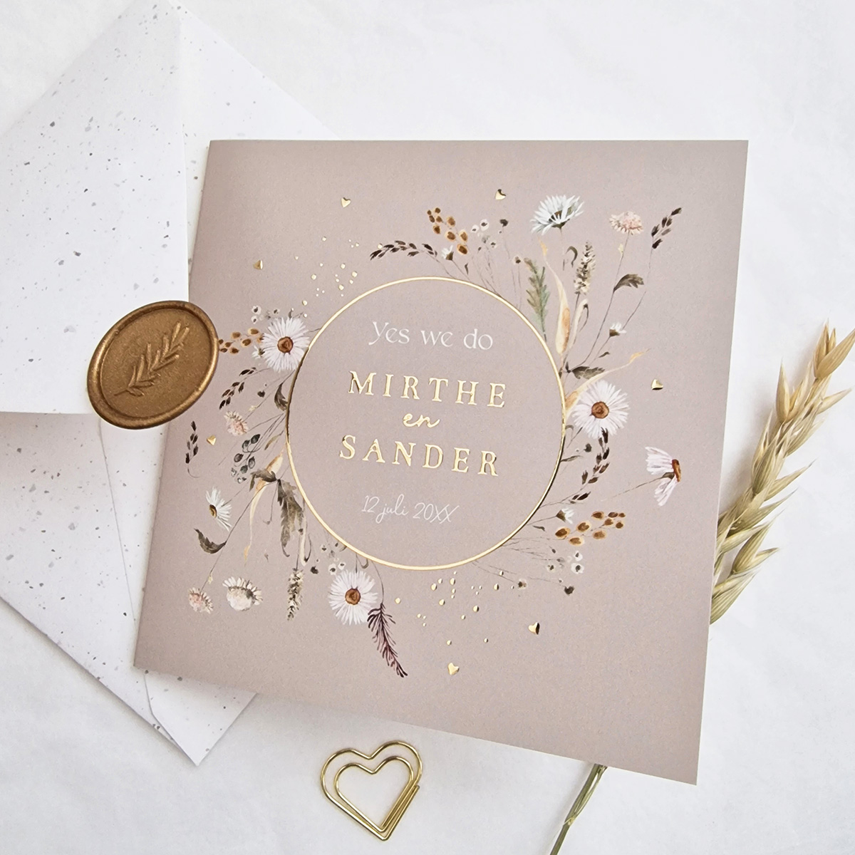 Trouwkaart beige romantische veld bloemen goudfolie