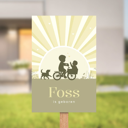 Tuinbord geboorte jongen met silhouet broertjes op fiets, hond en zon
