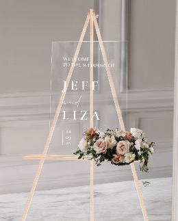 Welkomstbord op transparant acryl met witte letters bruiloftsbord