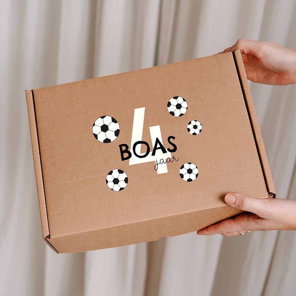 Stoere cadeaudoos van kraft met voetballen, leeftijd en naam