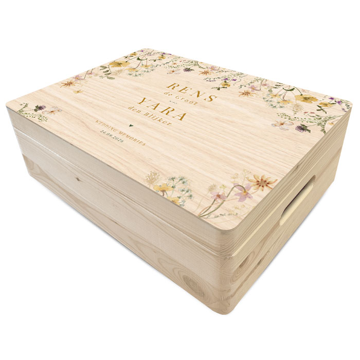 Stijlvolle vrolijke trouwen memory box van hout met bloemen