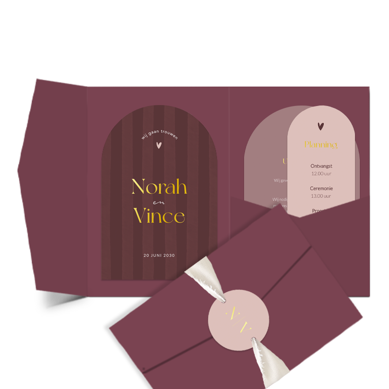 Luxe trouwkaart met labels met strepen en folie in pocketfold mapje