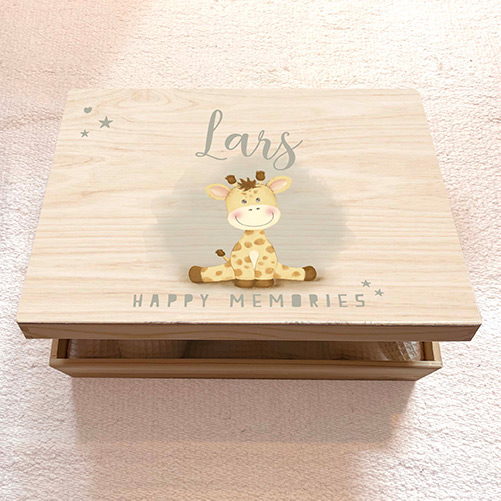 Houten herinneringenkistje met girafje en waterverf-look achtergrond