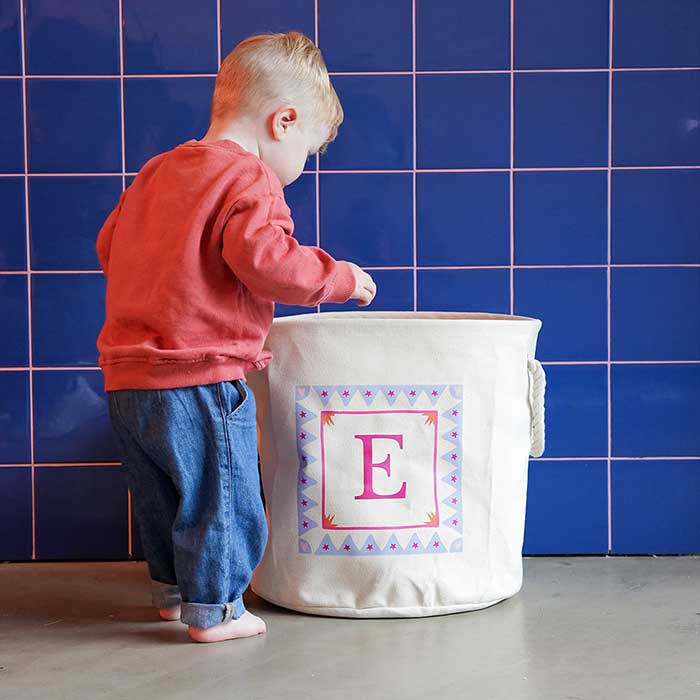 Speelgoed opbergzak met kleurrijk kader en voorletter