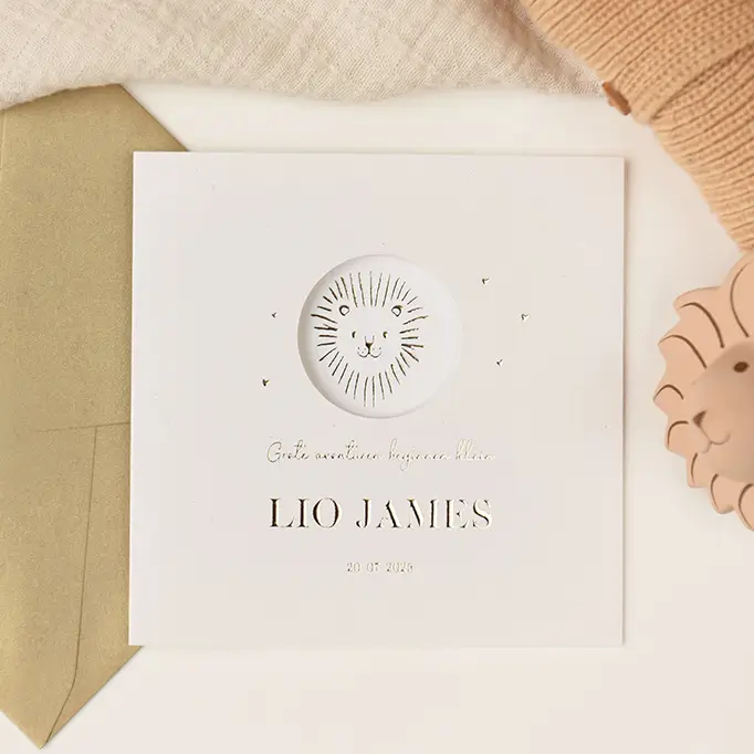 Stans geboortekaartje unisex met doorkijkje en goudfolie leeuwtje