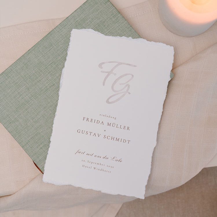Hochzeitseinladung Büttenpapier-Look (DIY*) mit Initialen und optionalem Seidenband  