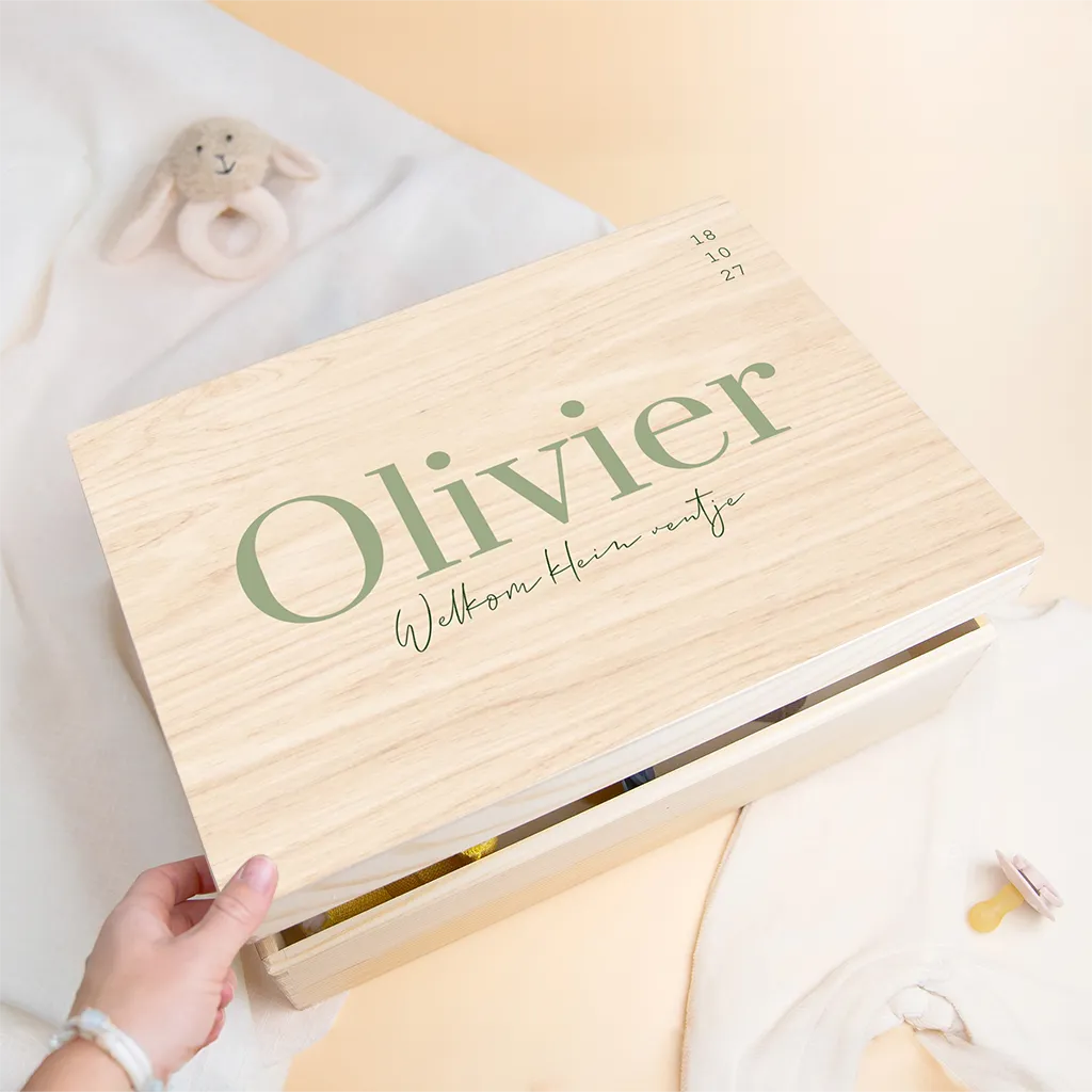 Houten bewaarkist met letters in groen