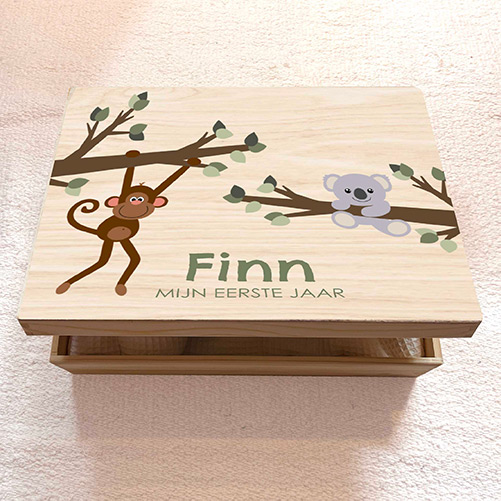 Houten memorybox met babynaam en aapje en koalabeertje