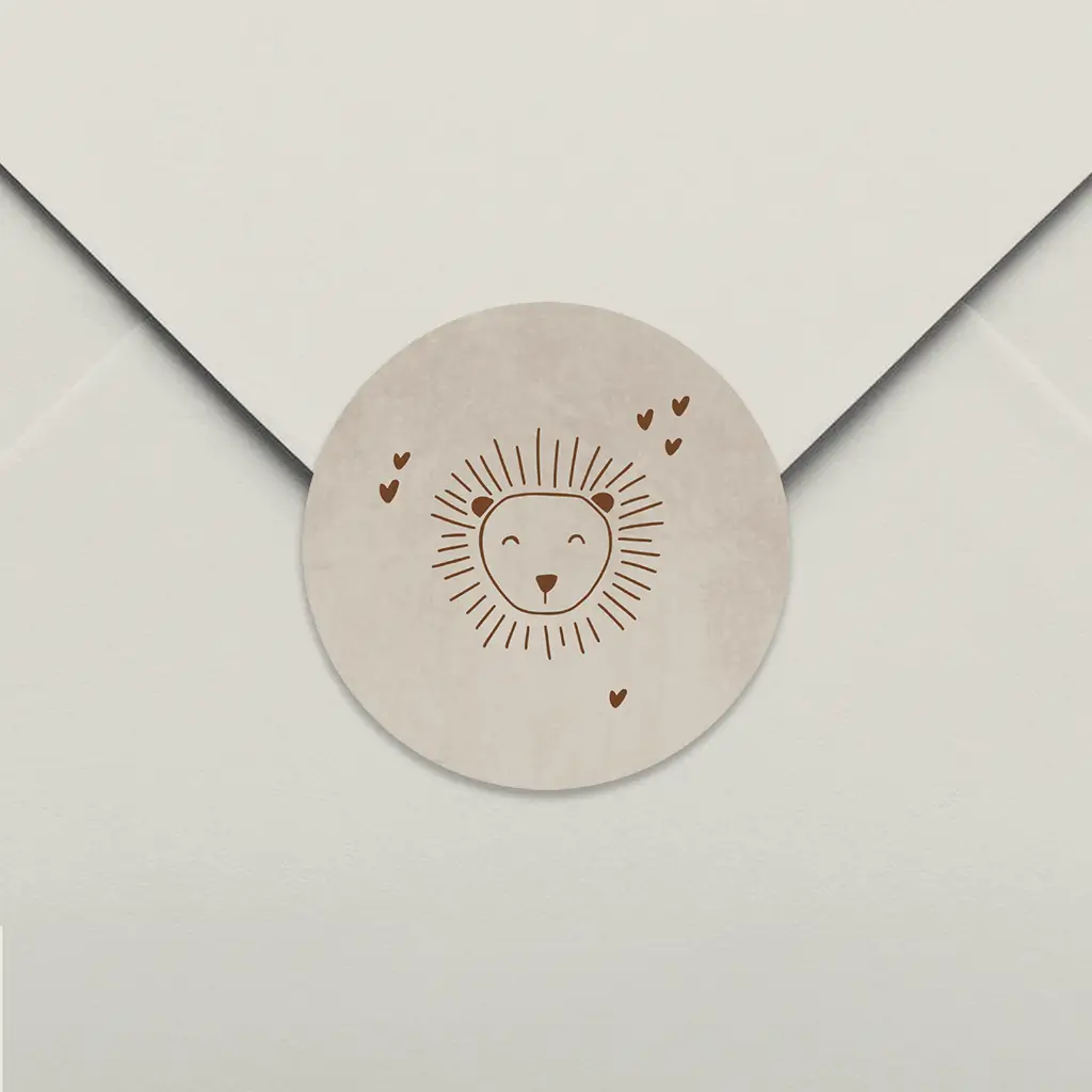 Sluitsticker met lief leeuwtje en hartjes in bruin - per 25 stuks