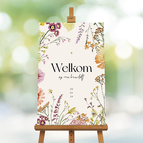 Kleurrijk welkomstbord met veldbloemen voor een bruiloft