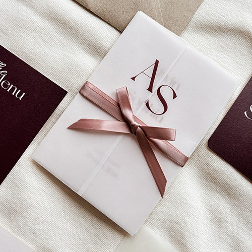 Kalkpapier omslag met initialen