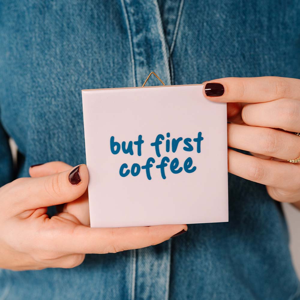 Gekleurde tegeltje met tekst "but first coffee"