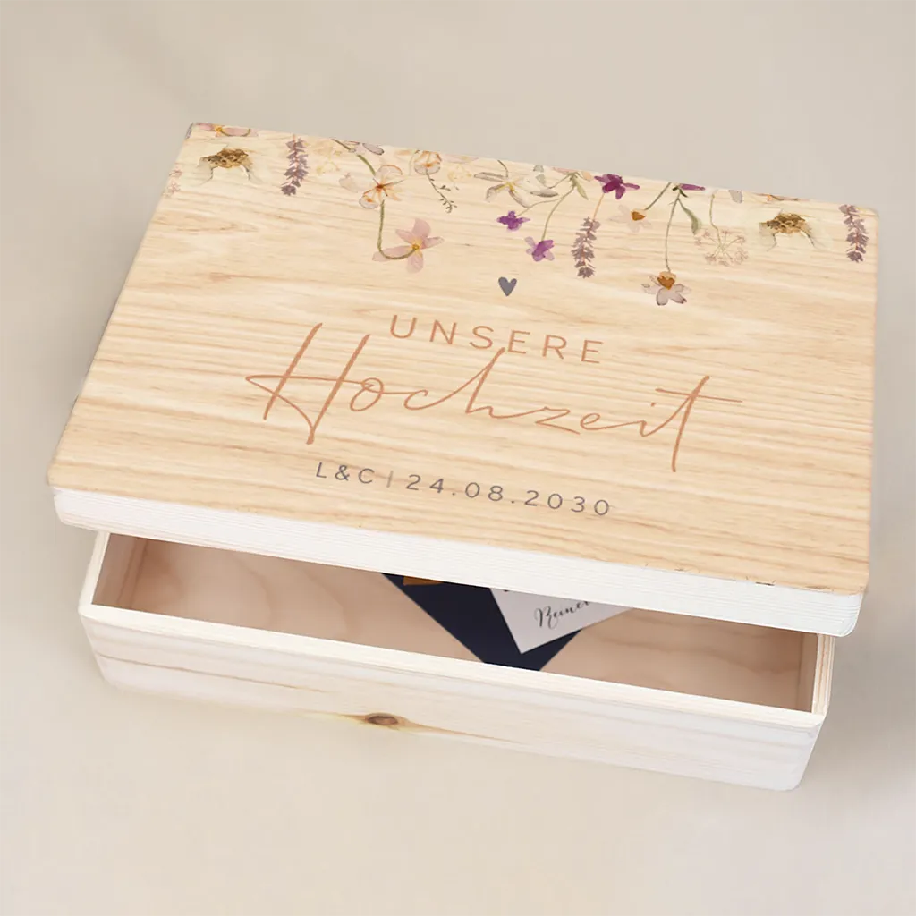 Hölzerne Erinnerungskiste Hochzeit mit bunten Trockenblumen