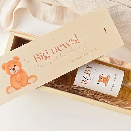 Houten wijnkist met zittende teddybeer en hartjes