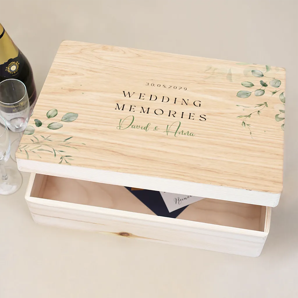 Erinnerungsbox Hochzeit mit eleganter Schrift und Eukalyptuszweigen