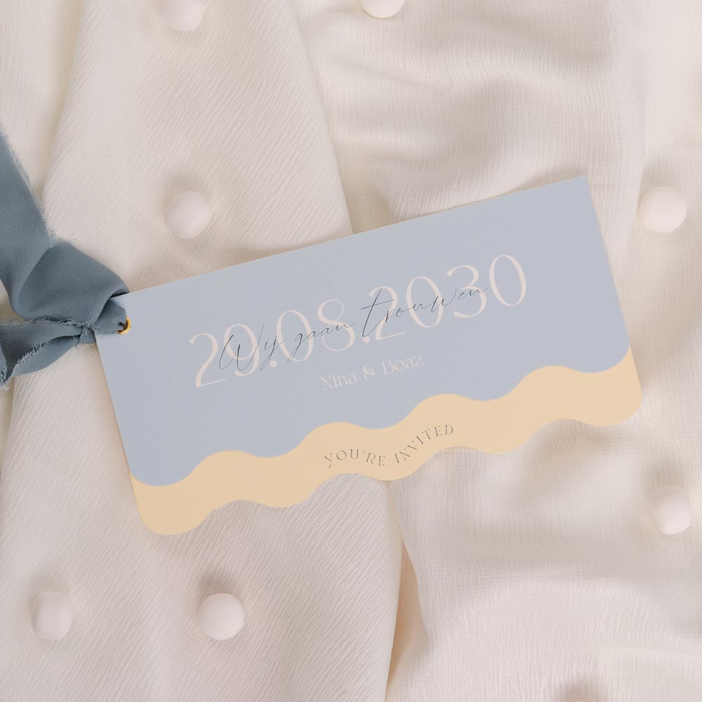 Trouwkaart met label in blauw/geel met dagprogramma en lint