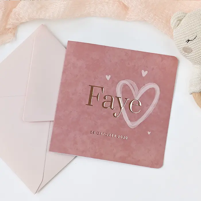 Rode velvet-look geboortekaartje met roségoudfolie en hartjes