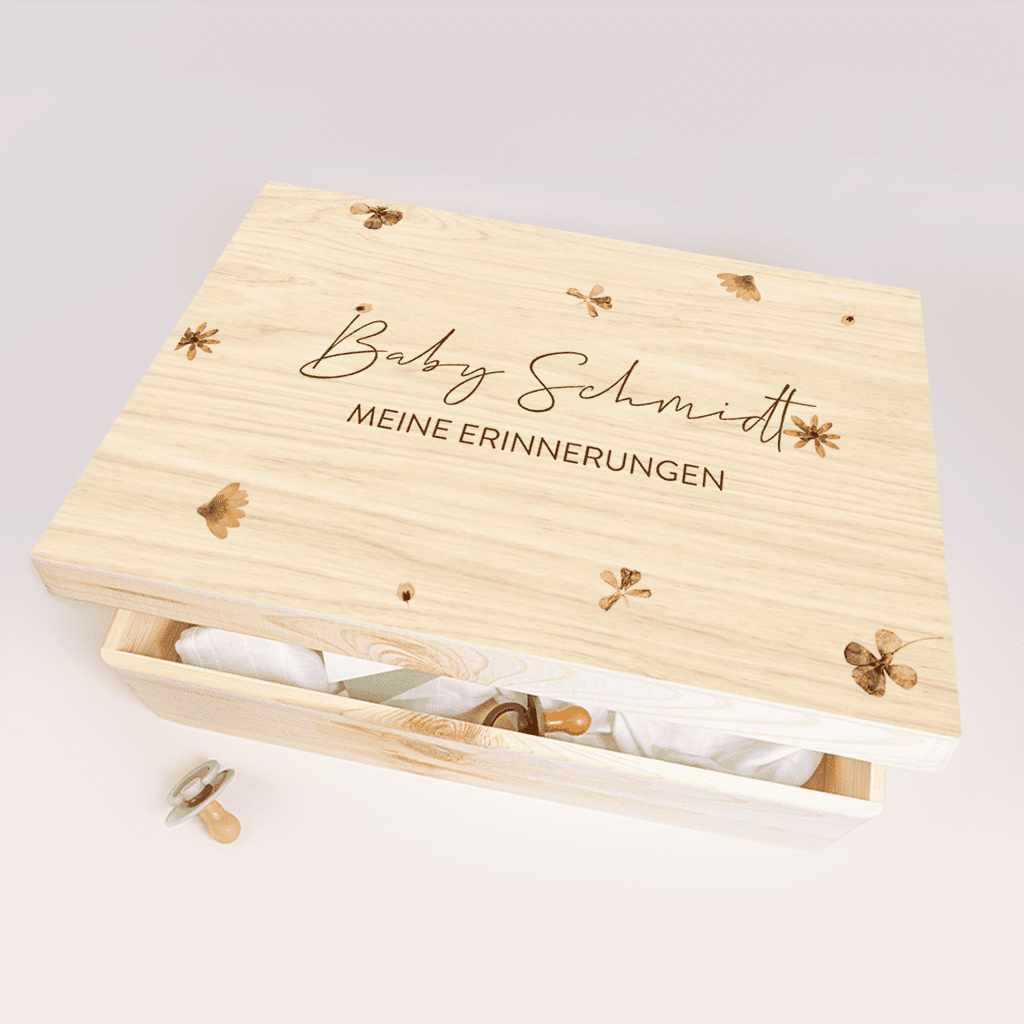 Erinnerungskiste für die Babyshower mit getrockneten Blumen