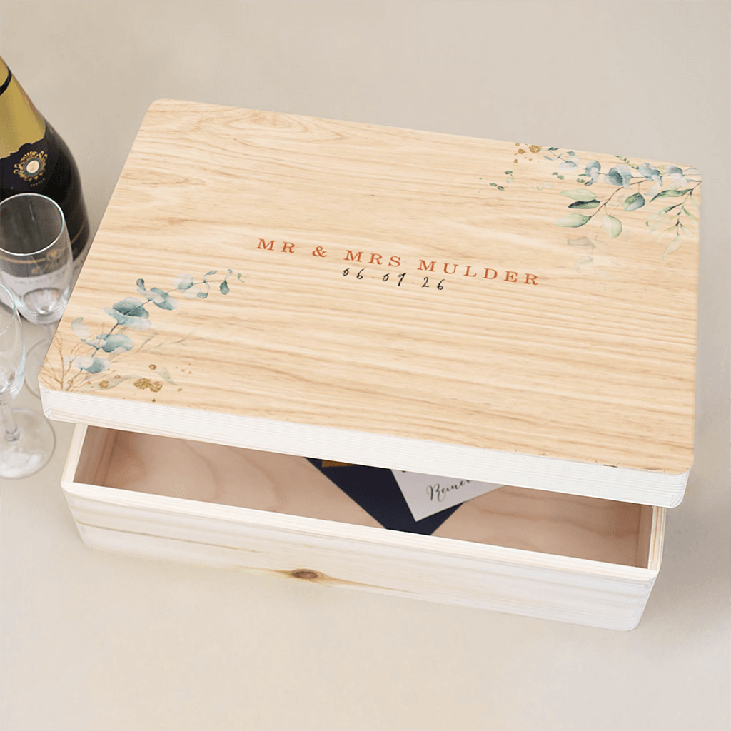 Bewaarkist met eucalyptus takjes en gouden spetters