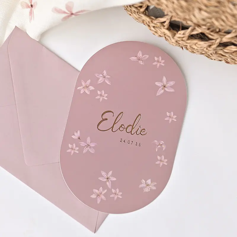 Roségoudfolie geboortekaartje met bloemenpatroon