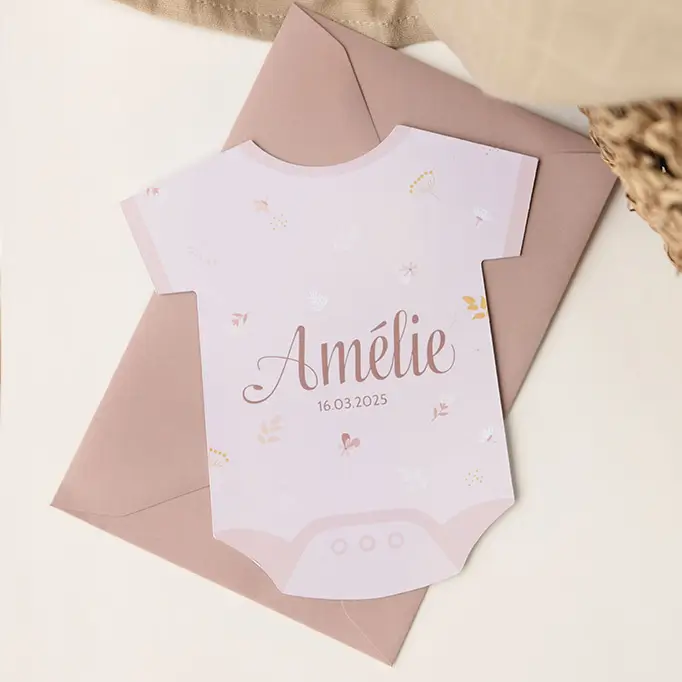 Origineel geboortekaartje in de vorm van een romper met bloemetjes